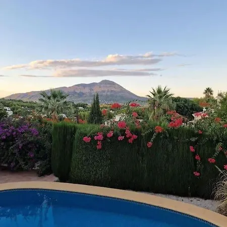 Cosy With Private Pool And Mountain View